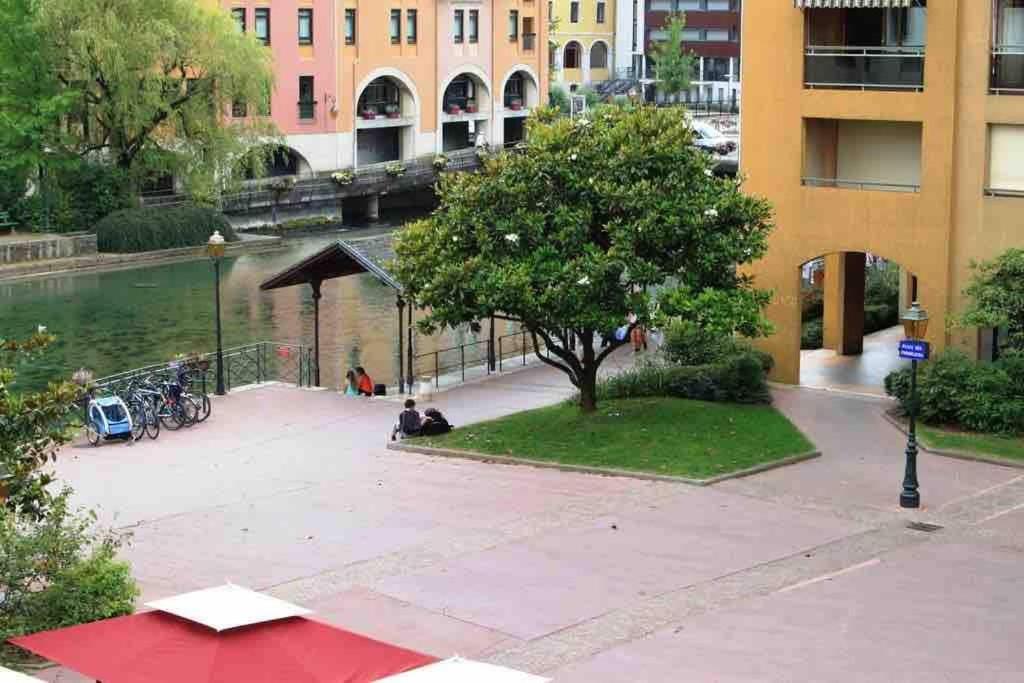 Reve De Jade Devant Le Canal Annecy Esterno foto
