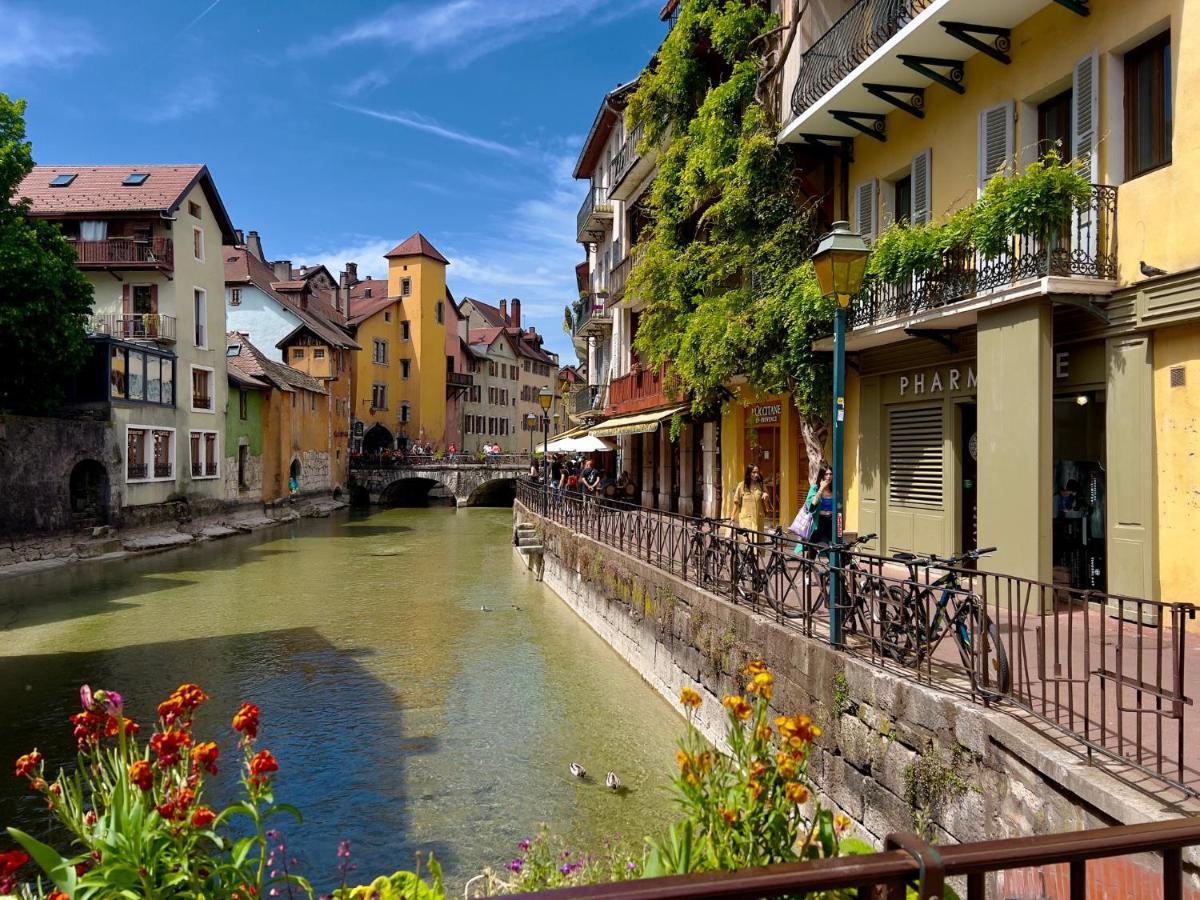 Reve De Jade Devant Le Canal Annecy Esterno foto